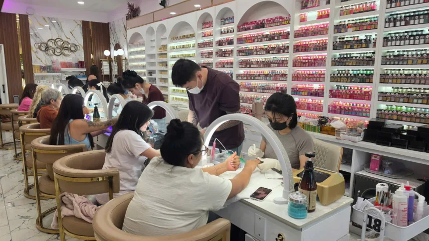 Cần Thợ Nails Tại Bend, Oregon - Bao Lương Hoặc Ăn Chia